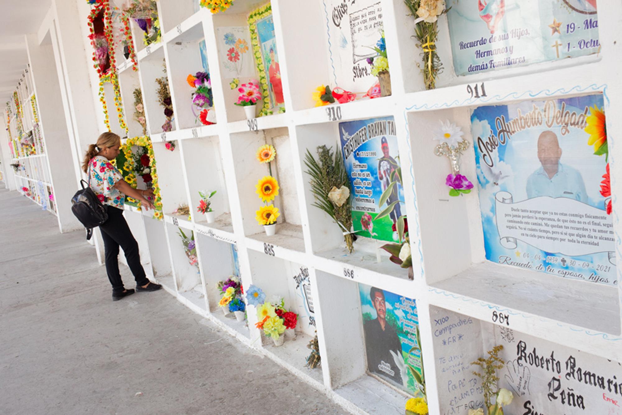 Madre de un recluso asesinado visitando el nicho de su hijo. / Vanessa Terán Collantes (GK City).